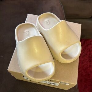 Tan boys Yeezys slides size 9c needs a lil cleaning up.